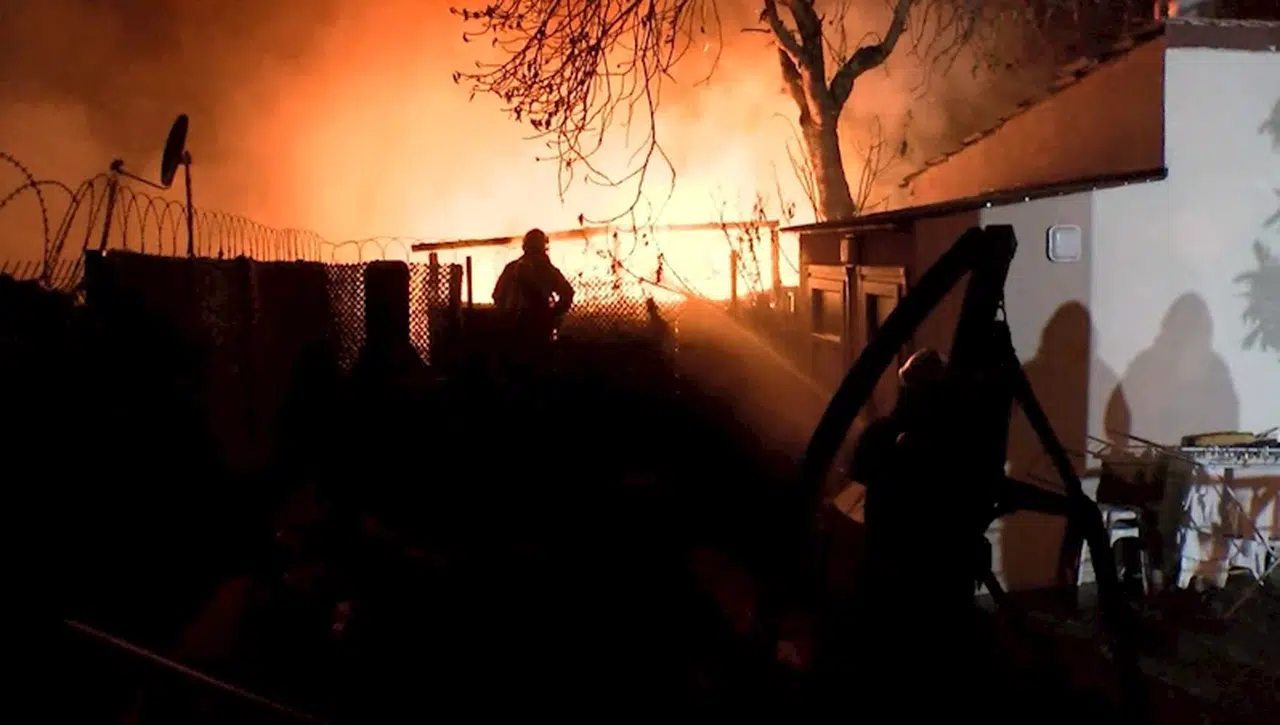 İstanbul - Fatih'te boş arsadaki ahşap baraka alev alev yandı