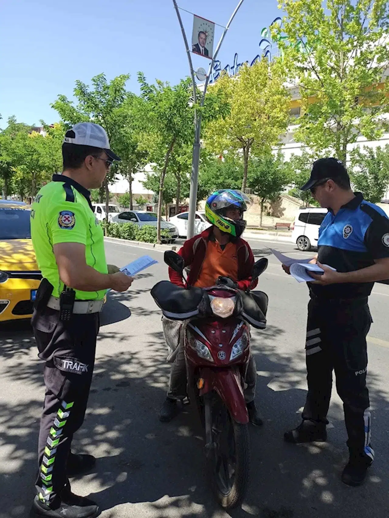 Batman'da polis, 130 motosikletli kurye sürücüsünü bilgilendirdi