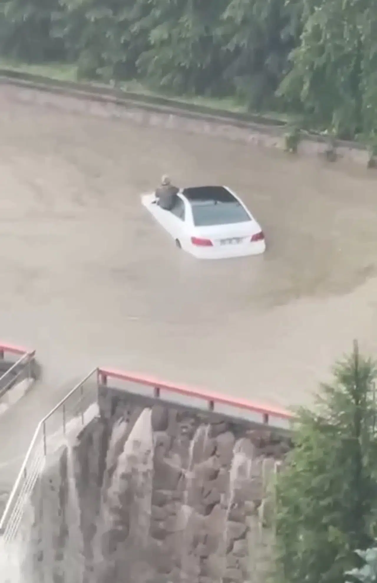 Ankara'da sağanak; yollar göle döndü, iş yerlerini su bastı (2)