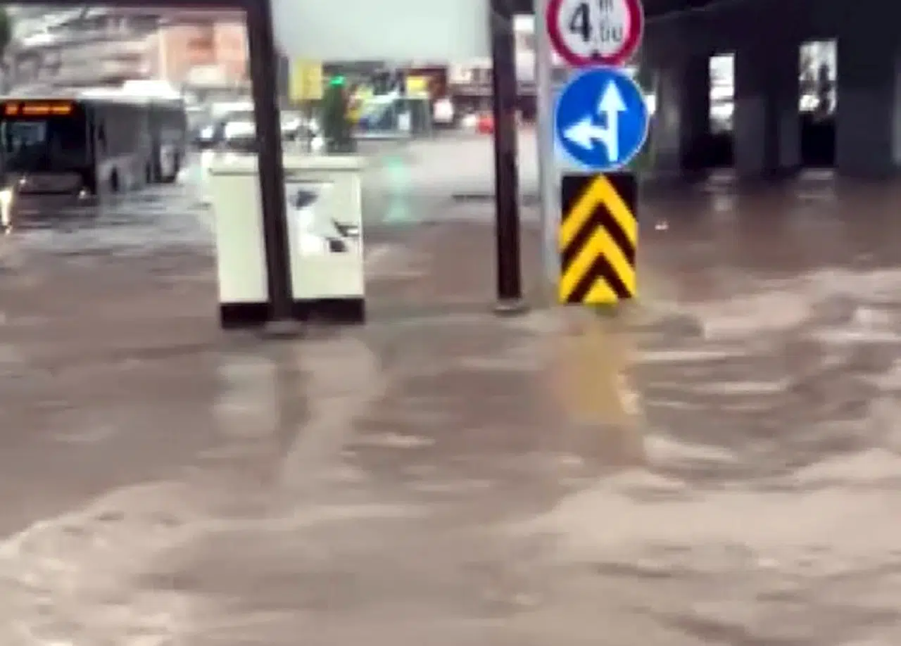 Ankara'da sağanak; yollar göle döndü, iş yerlerini su bastı