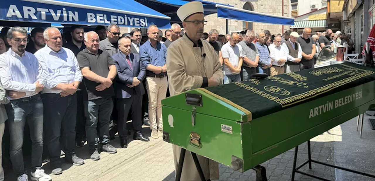 Artvin'de tekne kazasında hayatını kaybeden kişinin cenazesi defnedildi