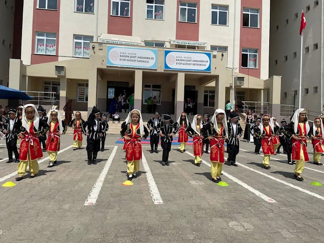 Öğrenciler yıl sonu şenliğinde eğlendi