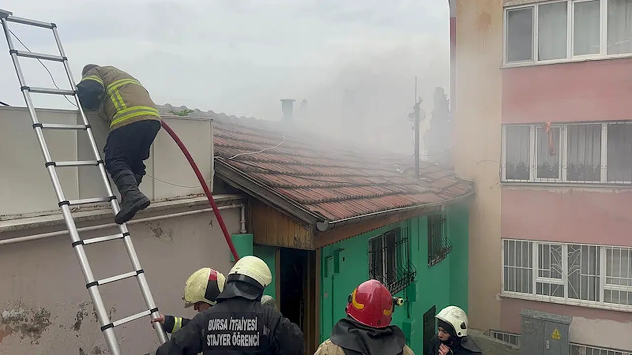 2 katlı evde çıkan yangında 1 kişi dumandan etkilendi