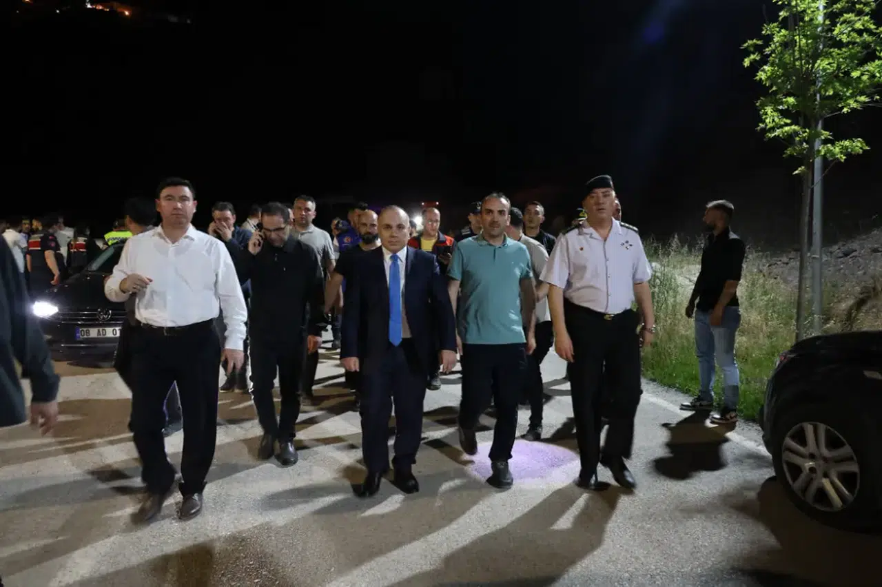 Çoruh Nehri'nde Tekne Faciası: Vali Ünsal'dan Yerinde İnceleme