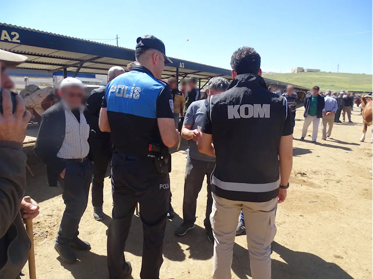 Bayburt'ta kurbanlık satıcılarına "sahte para" uyarısı