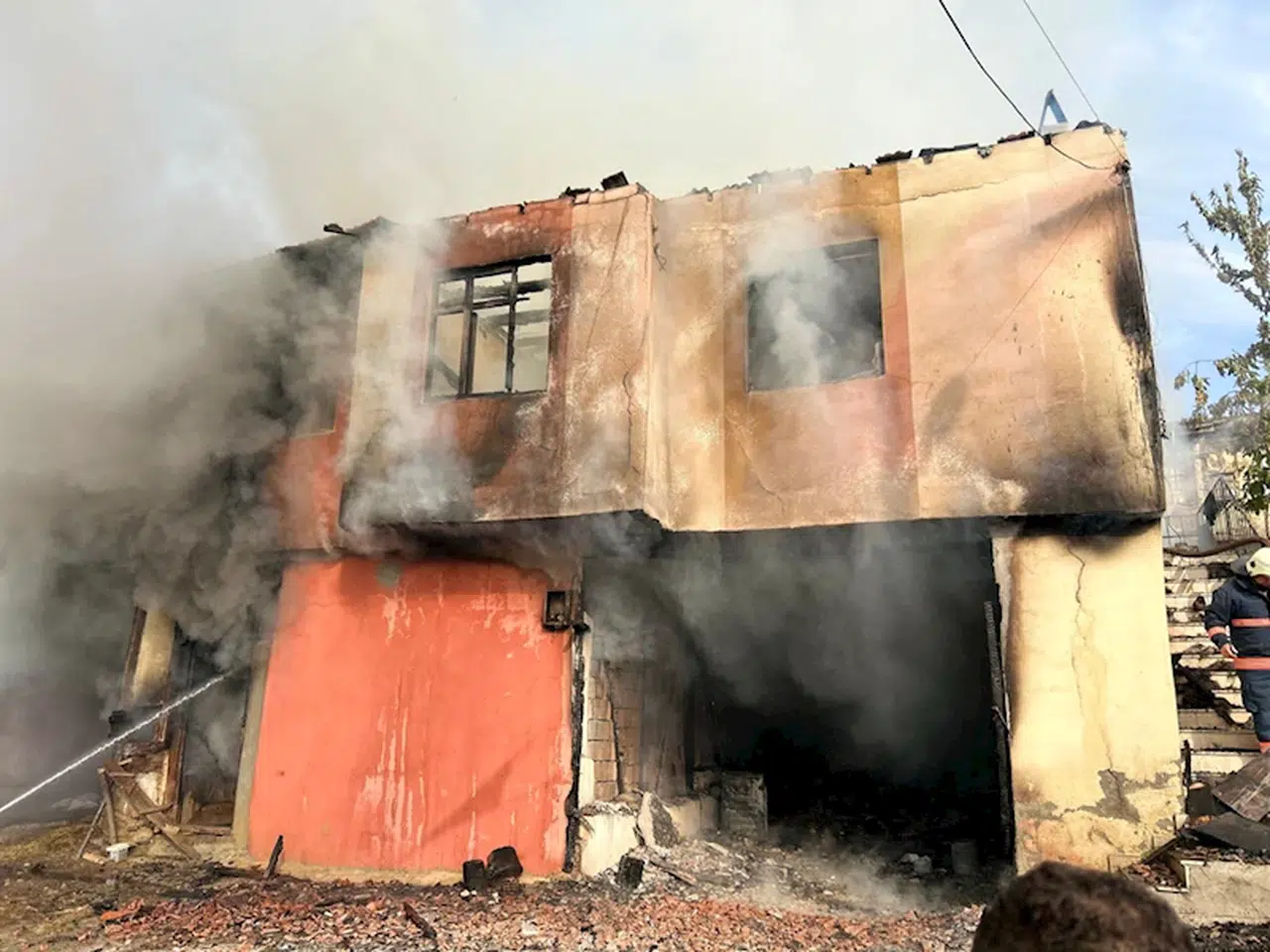 Çorum'un İskilip ilçesinde evde çıkan yangın hasara yol açtı