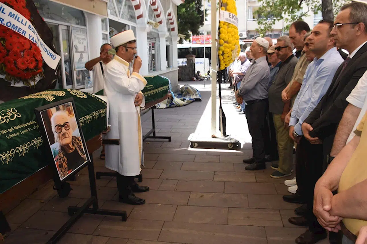 Atatürk'ün tavsiyesiyle öğretmen olan Sabiha Özar, son yolculuğuna uğurlandı