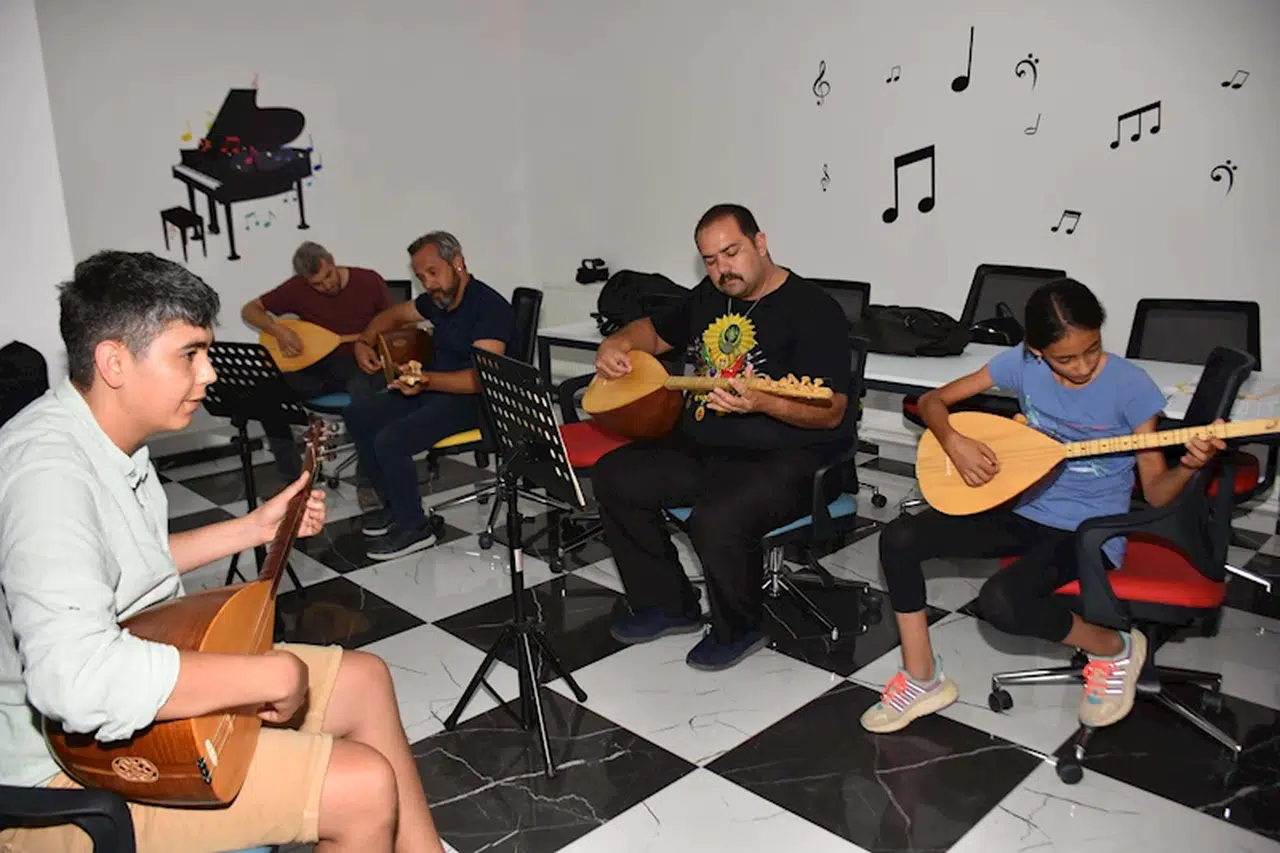Şehzadeler'de müzik tutkunları için enstrüman kursu