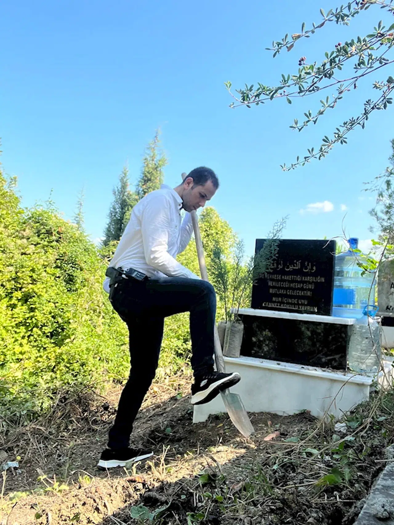 Cinsel istismardan ölen Nisanur bebeğin mezarını soruşturmayı yürüten komiser yaptırmış: Nur içinde uyu cennet kokulu yavrum