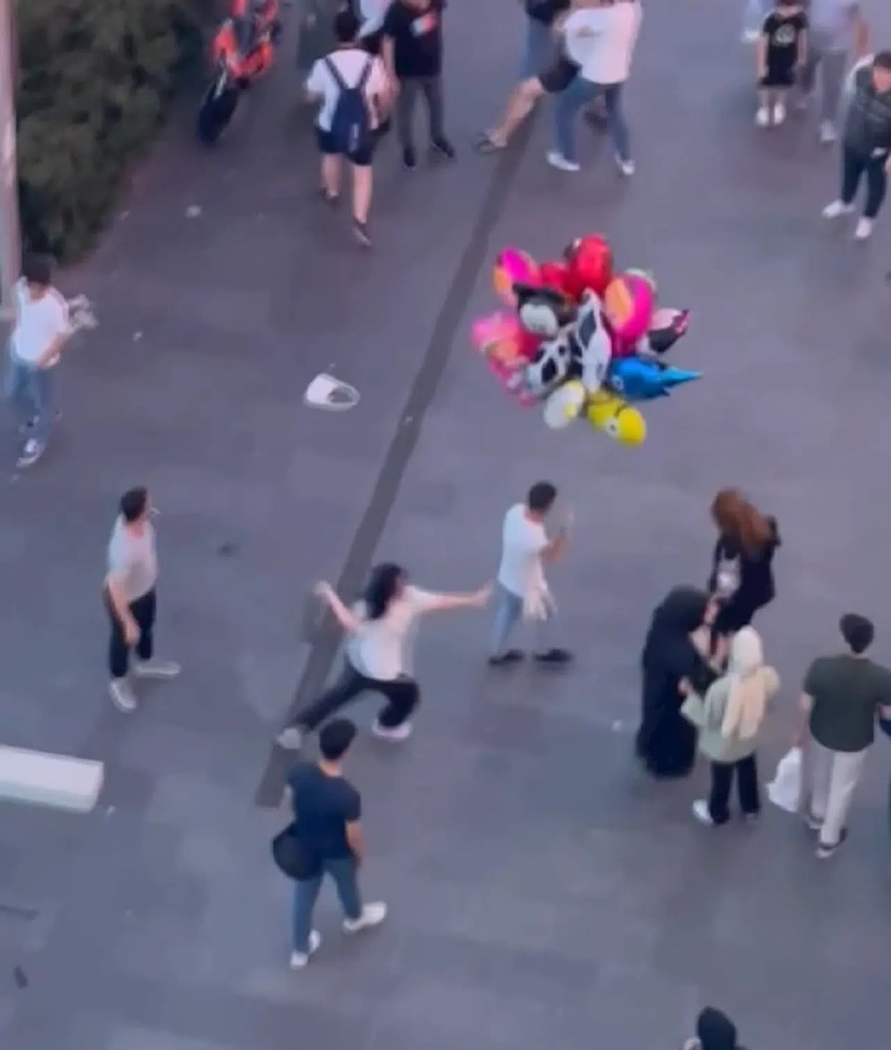 İstanbul- Sultanbeyli'de kadınların kavgasına yakınları da karıştı; tekmeler yumruklar havada uçuştu