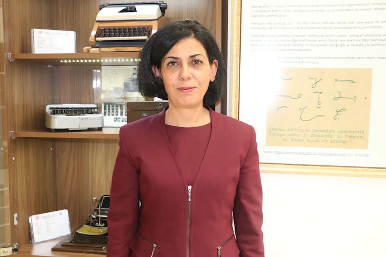 Adalet Meslek Yüksekokulu'nda antika daktilo sergisi