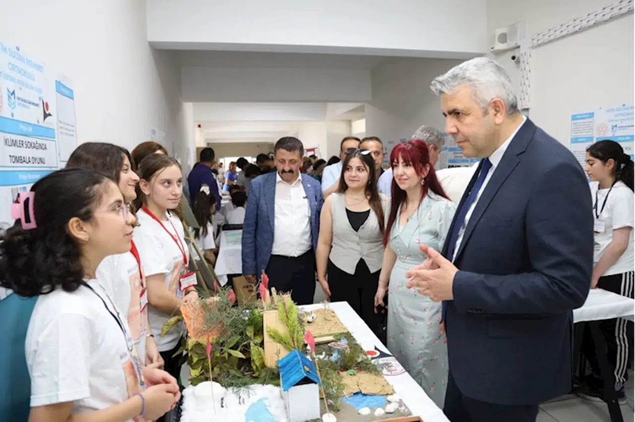 Atakum Fatih Sultan Mehmet Ortaokulu'nda 4006 TÜBİTAK Bilim Fuarı açıldı