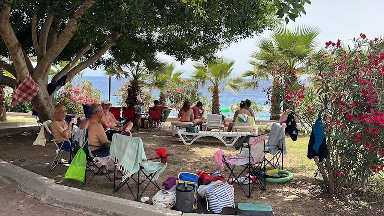 Bodrum'da sıcaklık 40 dereceye çıktı; parklar ve sahiller doldu