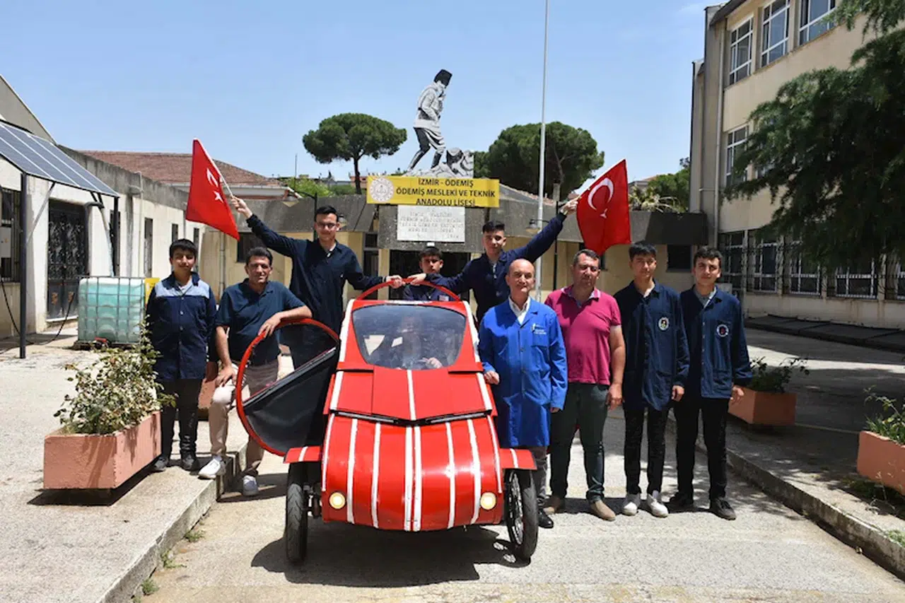 Hurda malzemelerle yapılan otomobil saatte 60 kilometre hıza çıkabiliyor