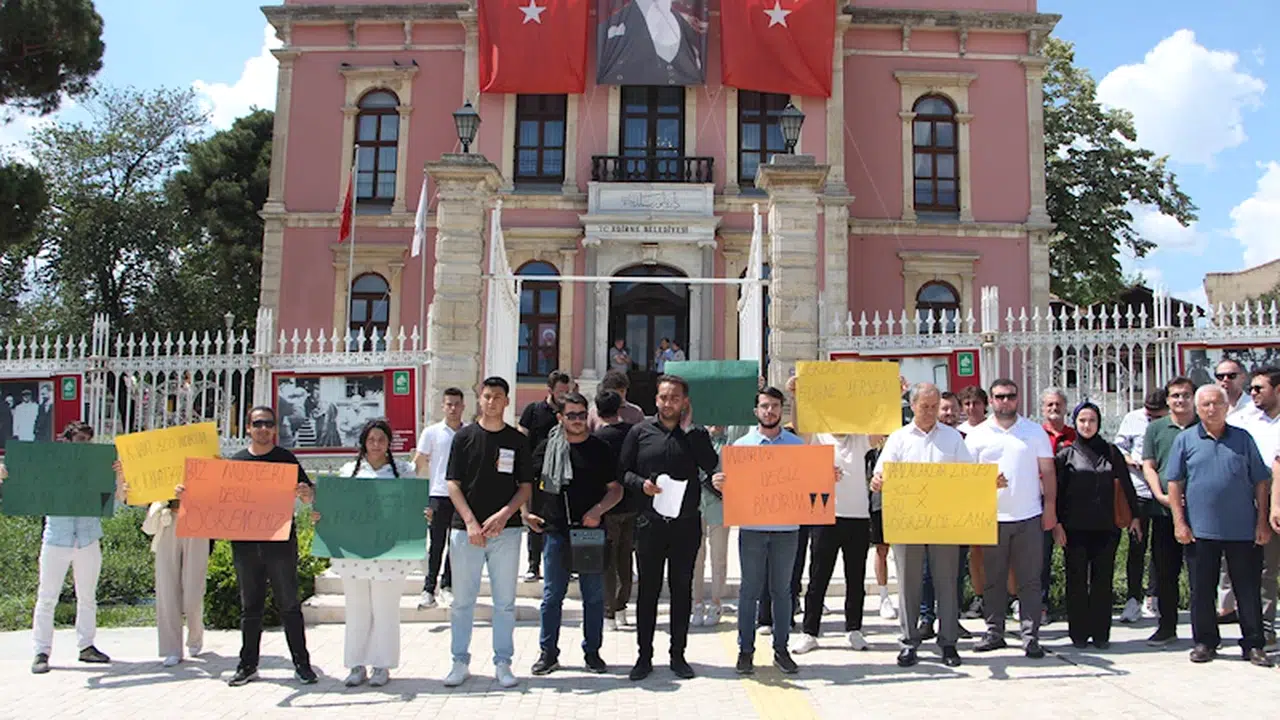 Edirne'de üniversite öğrencilerinden toplu taşımaya zam protestosu