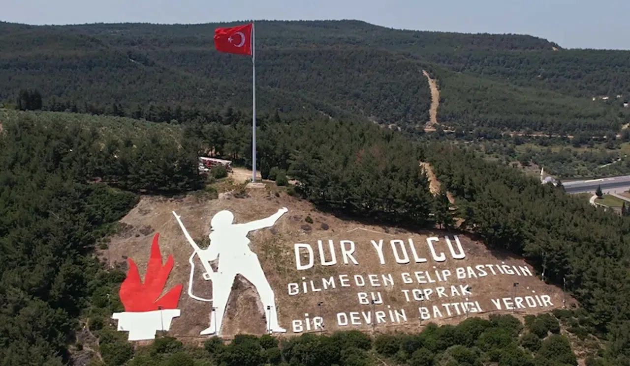 Çanakkale'de Tarihi Alan'da bulunan bayrak direkleri yenileniyor