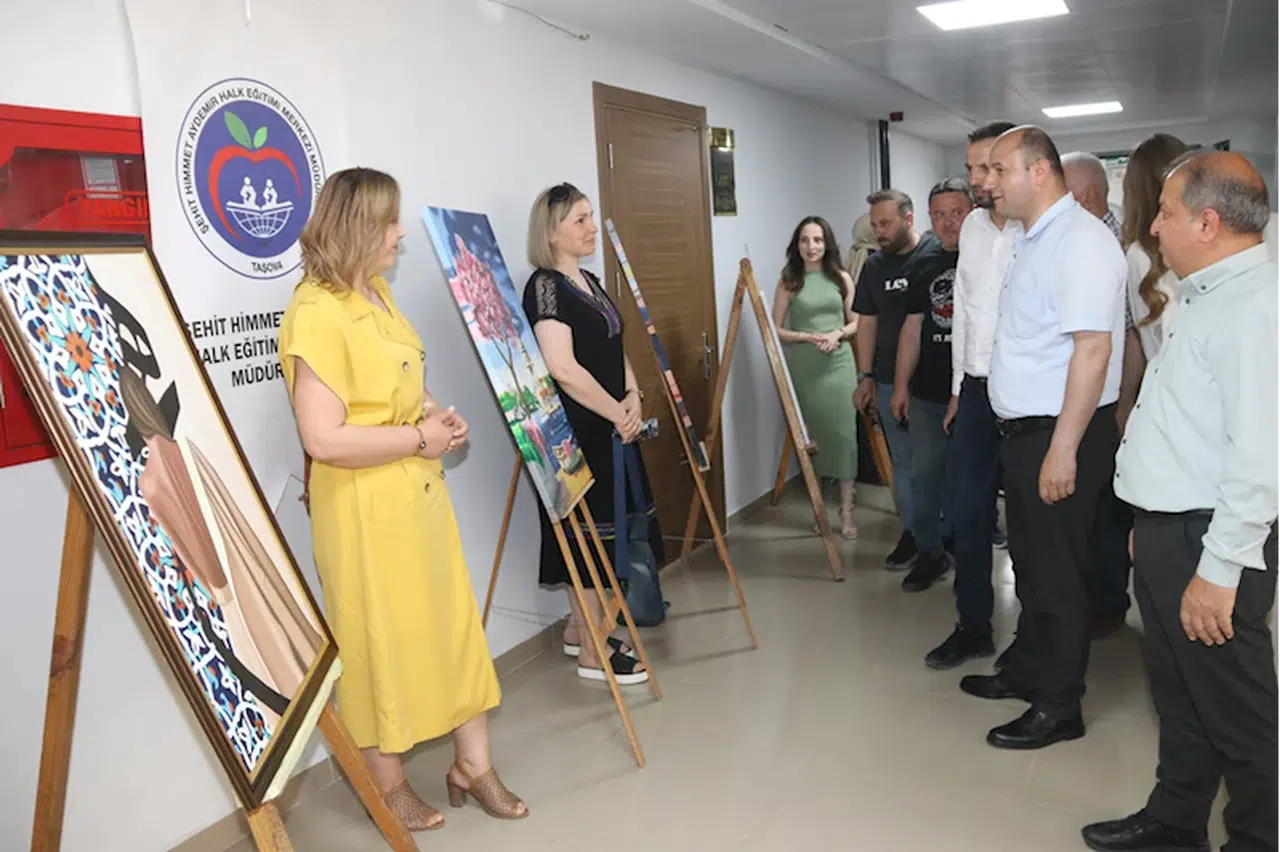 Taşova'da yağlı boya resim ve ahşap yakma sanatı sergisi açıldı