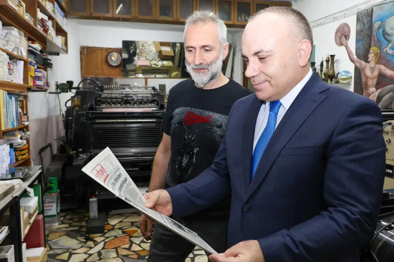 Vali Ünsal, Serhad Artvin Gazetesi'nin Arşivini İnceledi
