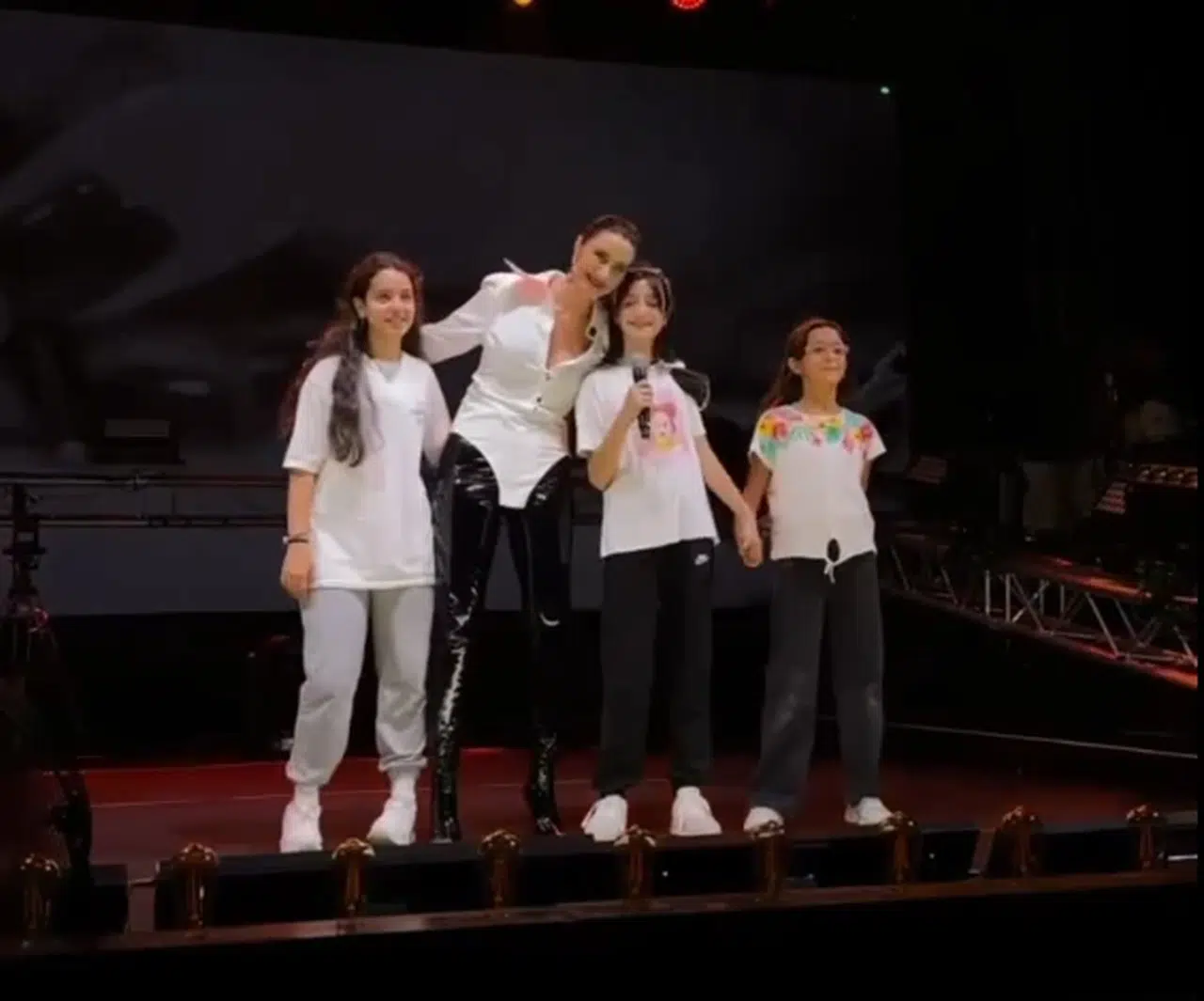 Sıla, Hatay’da 30 bin kişiye moral konseri verdi 