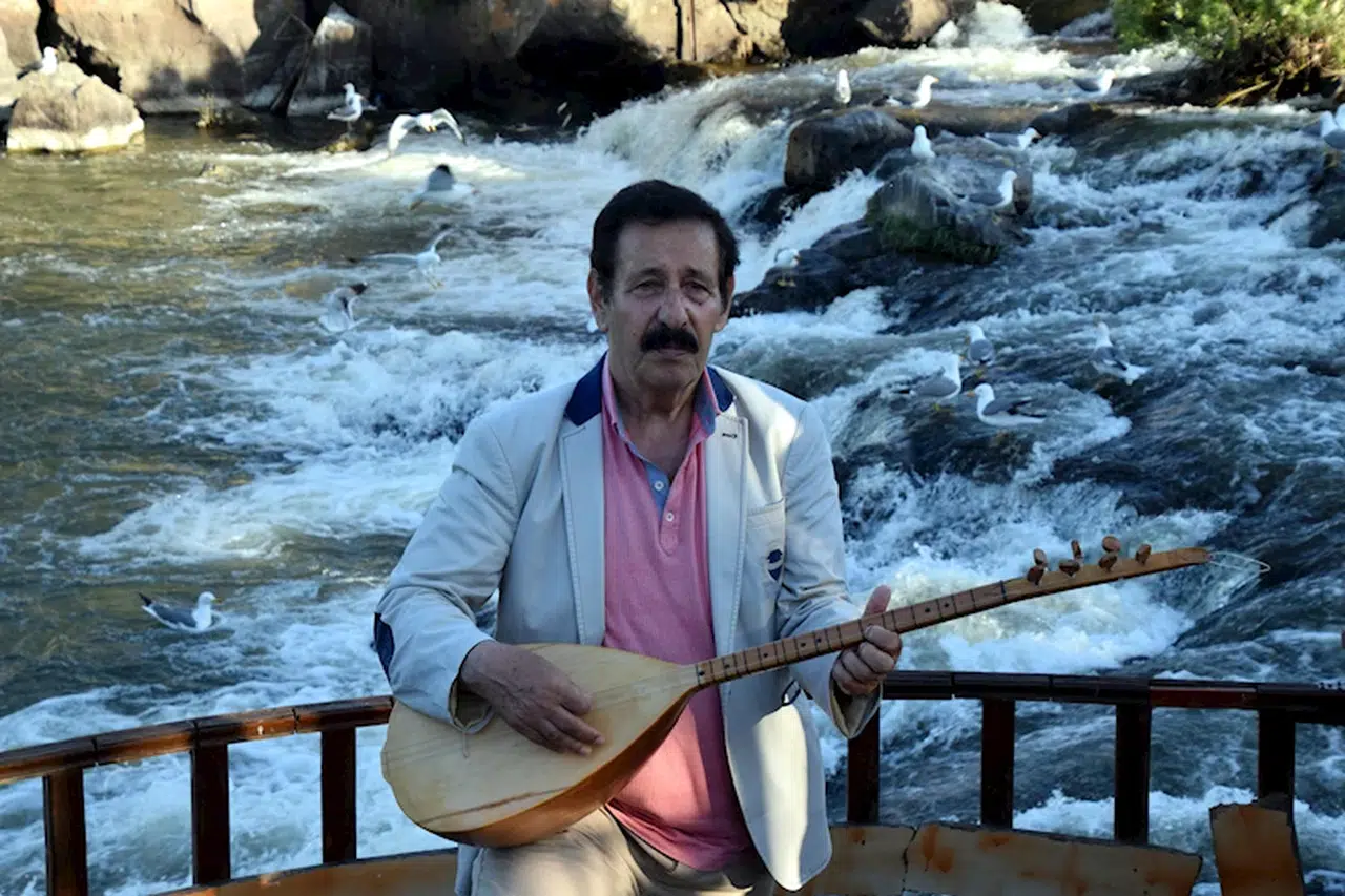 Kaçak inci kefali avcılığına dikkat çekmek için bağlamasıyla türkü söyledi