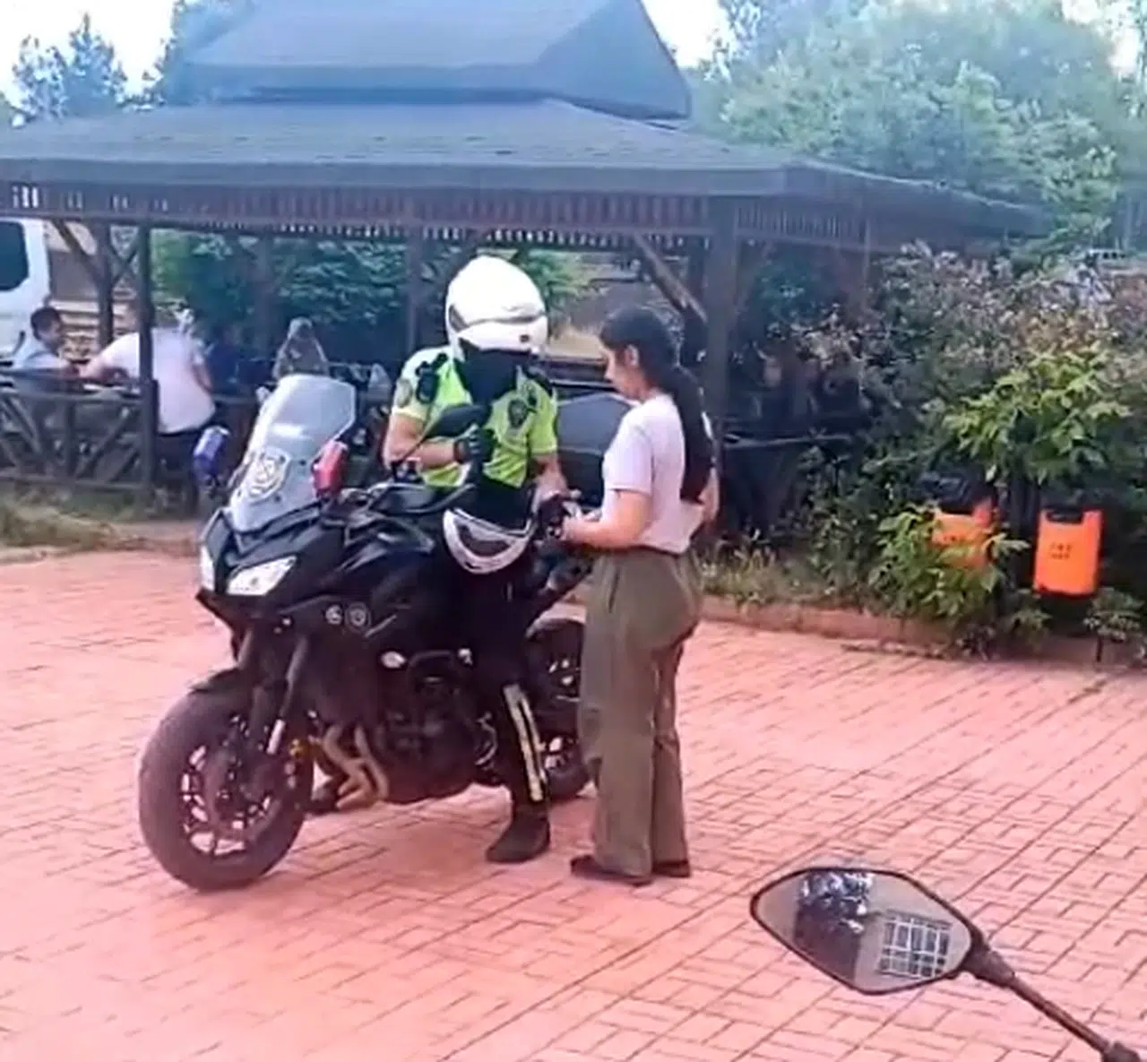 Samsun'da geç kalan öğrencileri polis motosikletle sınava yetiştirdi