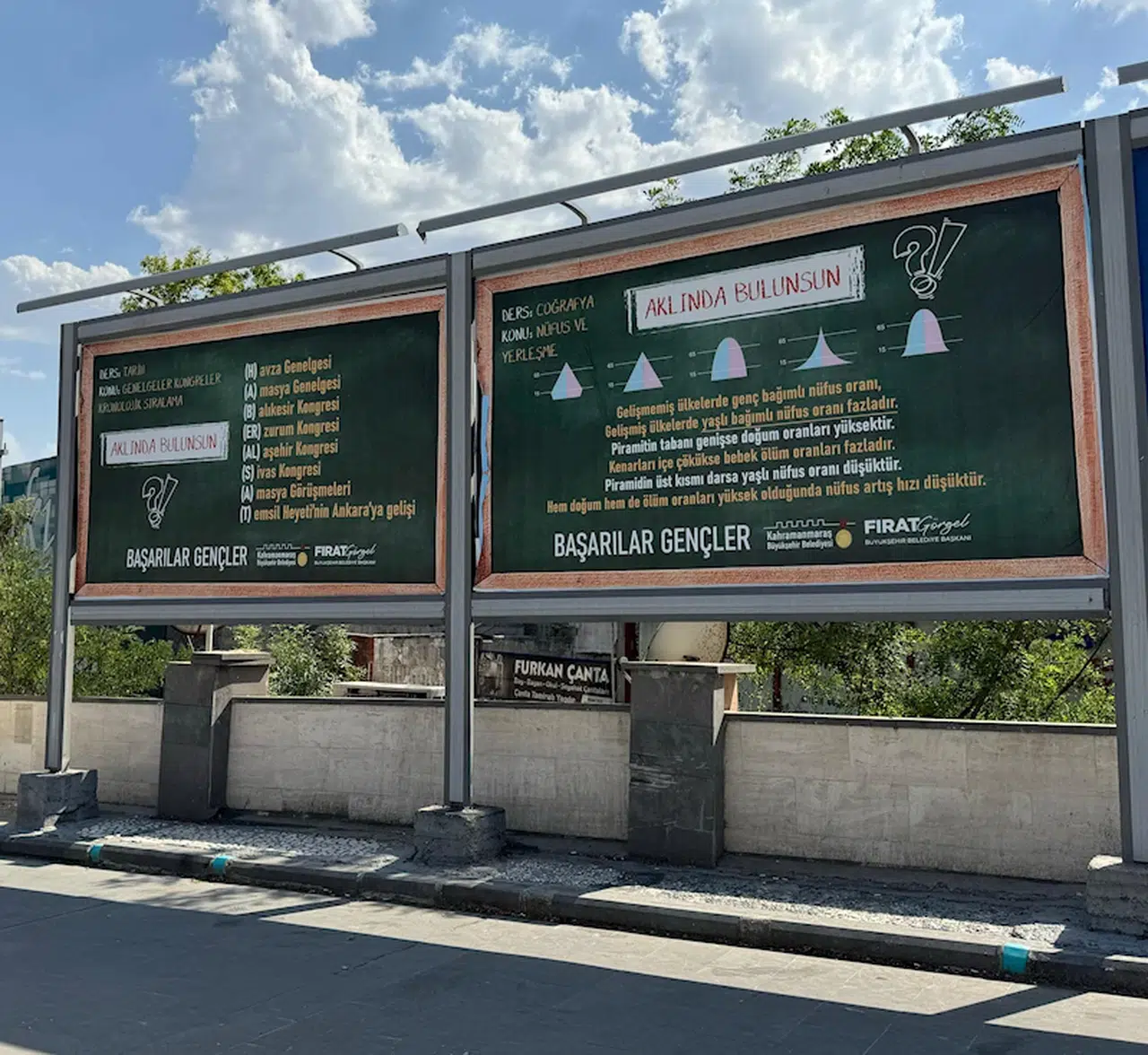 Belediyeden sınav öncesi bilboardlardaki görsellerle adaylara 'son tekrar' desteği 