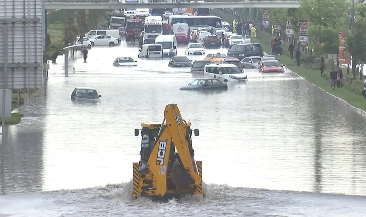 Ankara'yı yine sağanak vurdu; yollar göle döndü (2)