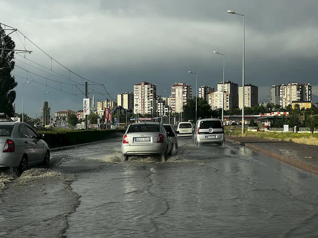 Kayseri'de şiddetli rüzgar ve sağanak; çatılar uçtu, yollar göle döndü