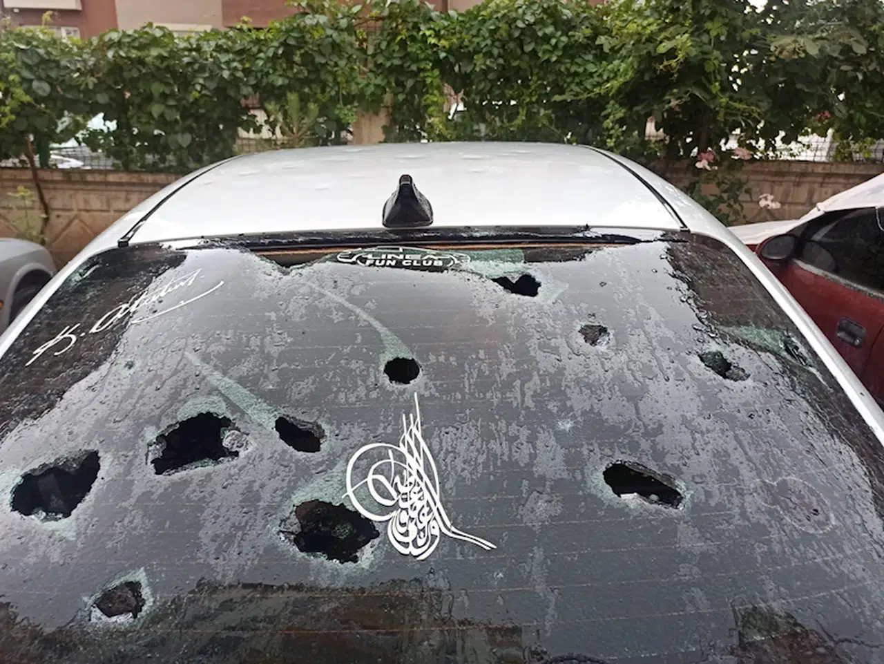 Kayseri'de şiddetli rüzgar ve sağanak; çatılar uçtu, yollar göle döndü (2)