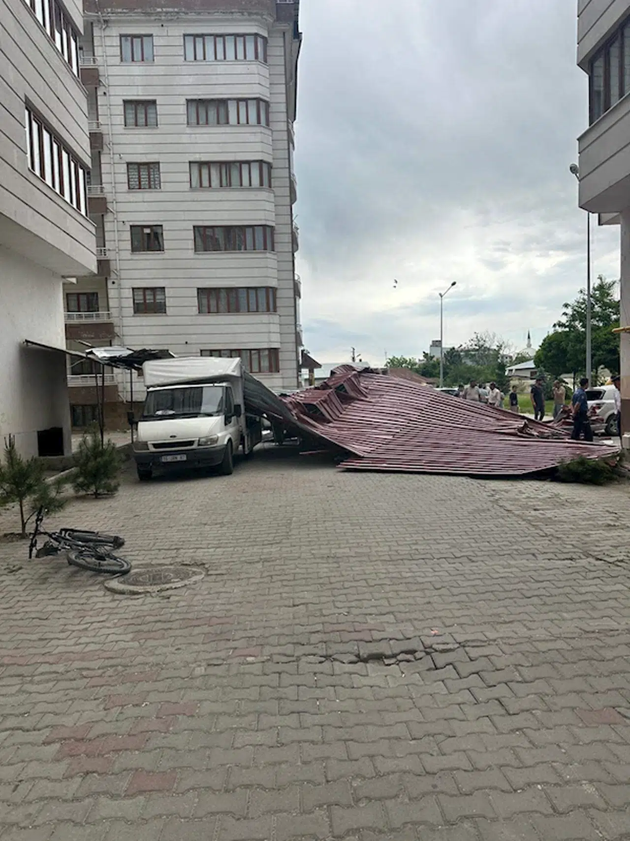 Erciş'te fırtına çatıları uçurdu