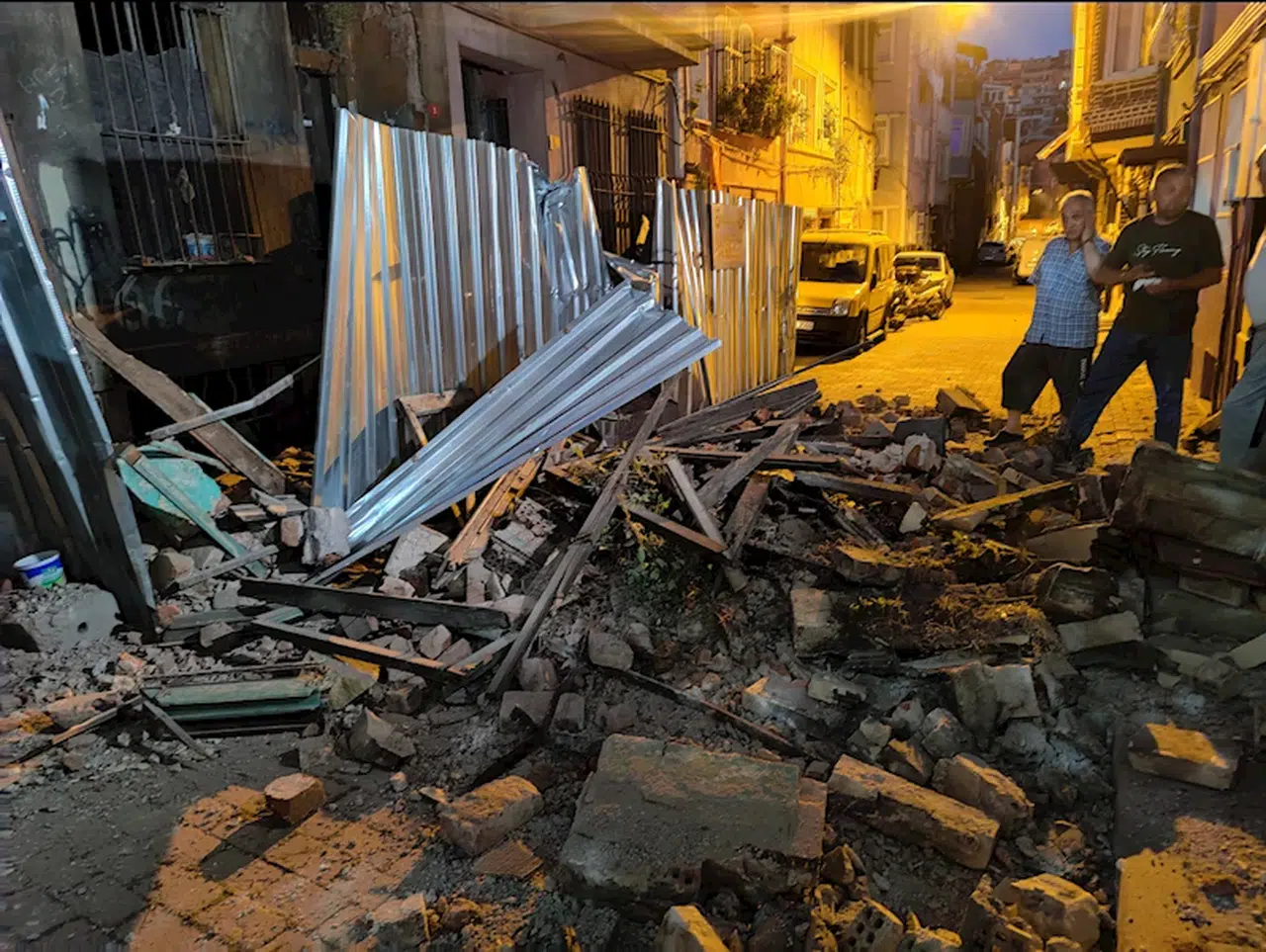 Fatih'te 2 katlı tarihi bina kısmen çöktü 