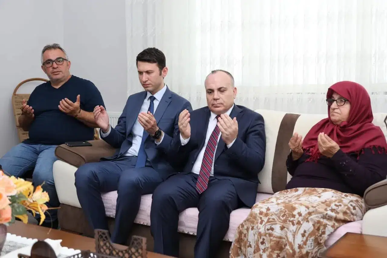 Şehidin Annesine Vali Ünsal'dan Vefa Ziyareti: "Şehitlerimizin Hatıralarını Yaşatmak Boynumuzun Borcu"