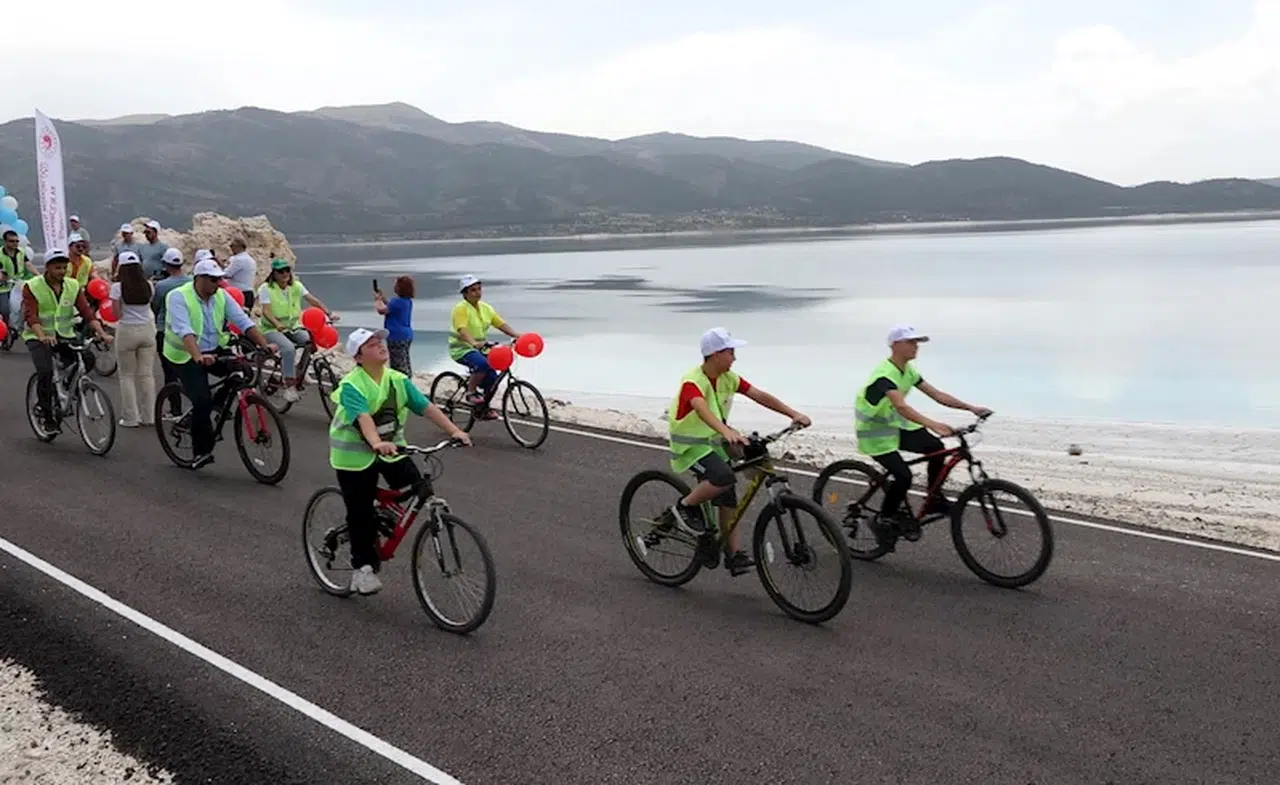 Salda Gölü'nde farkındalık için pedal çevirdiler