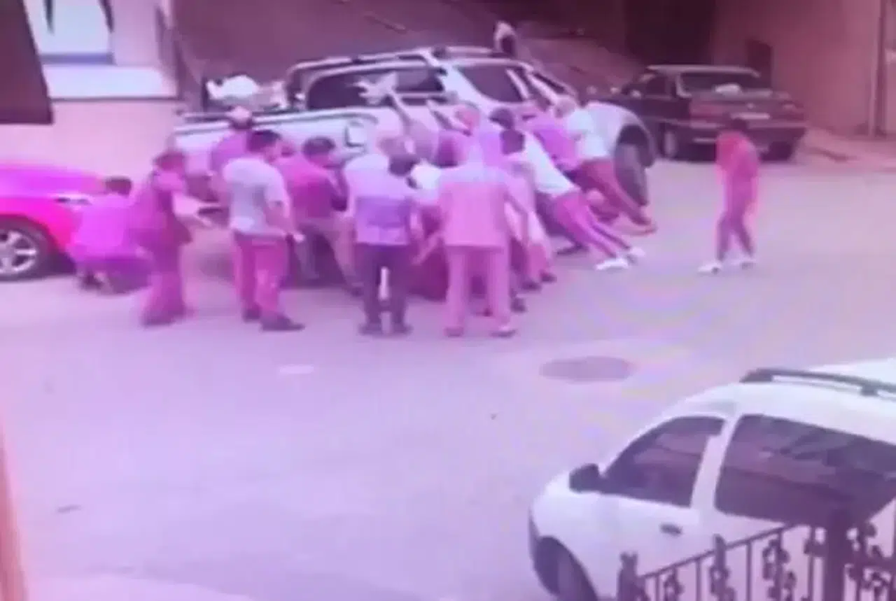 Rize'de geri manevra yapan kamyonet 2 yayayı altına kaldı; o anlar kamerada