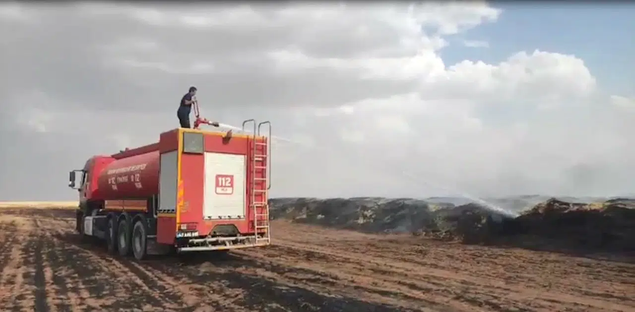 Mardin'de 70 ton saman balyası yandı