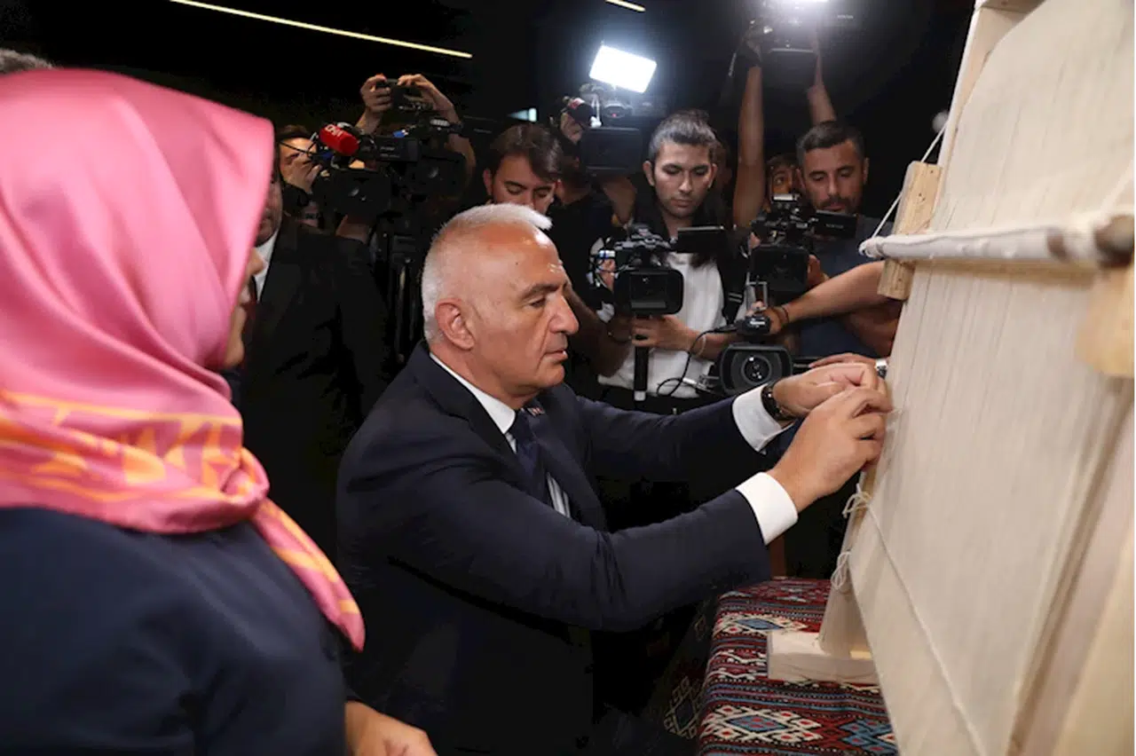 Bakan Ersoy, 155 bin ilmekle yapılacak Atatürk'ün kilim portresinin ilk ilmeğini attı
