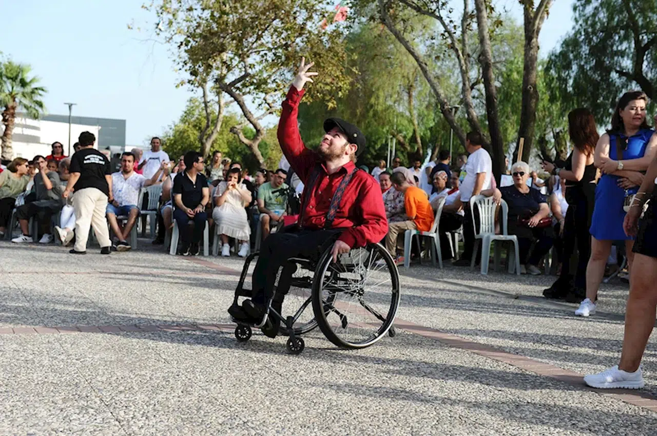 Karşıyaka'nın engel tanımayan gençlerinden renkli gösteriler