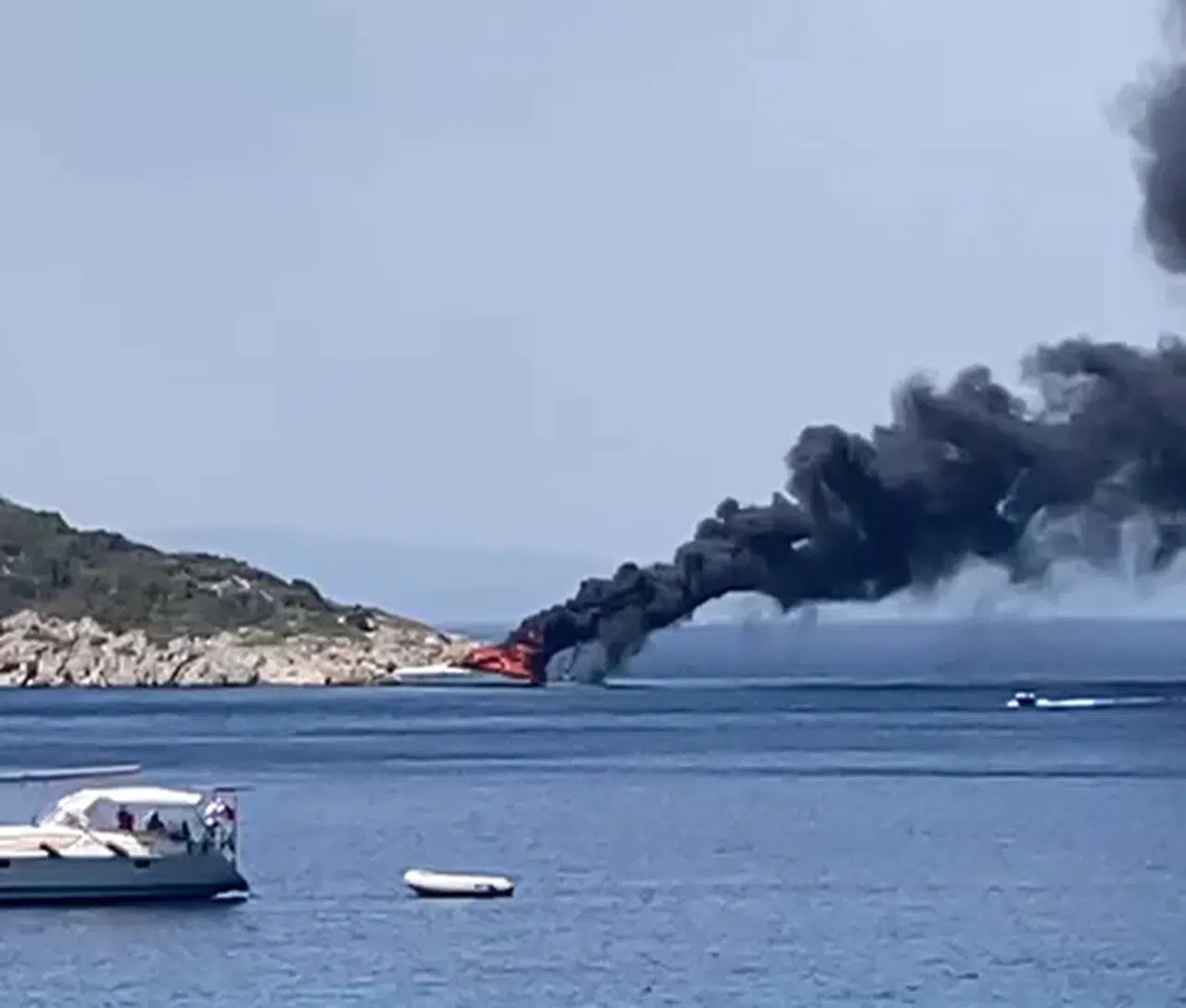 Datça'da seyir halindeki motor yat alev alev yandı; o anlar kamerada