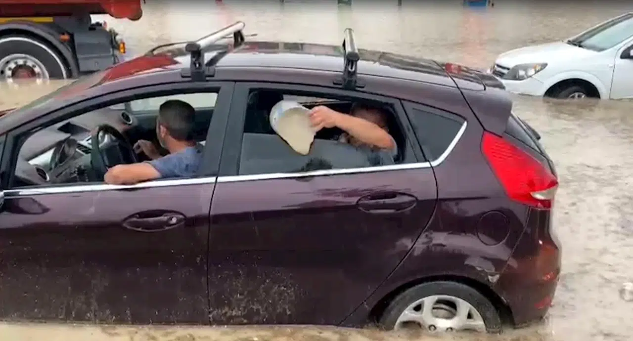 Ankara'yı yine sağanak vurdu; yollar göle döndü