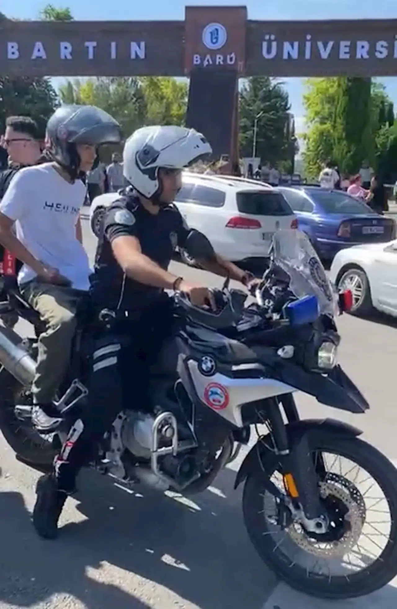 Bartın'da geç kalan öğrencileri sınava motosikletli trafik polisleri yetiştirdi