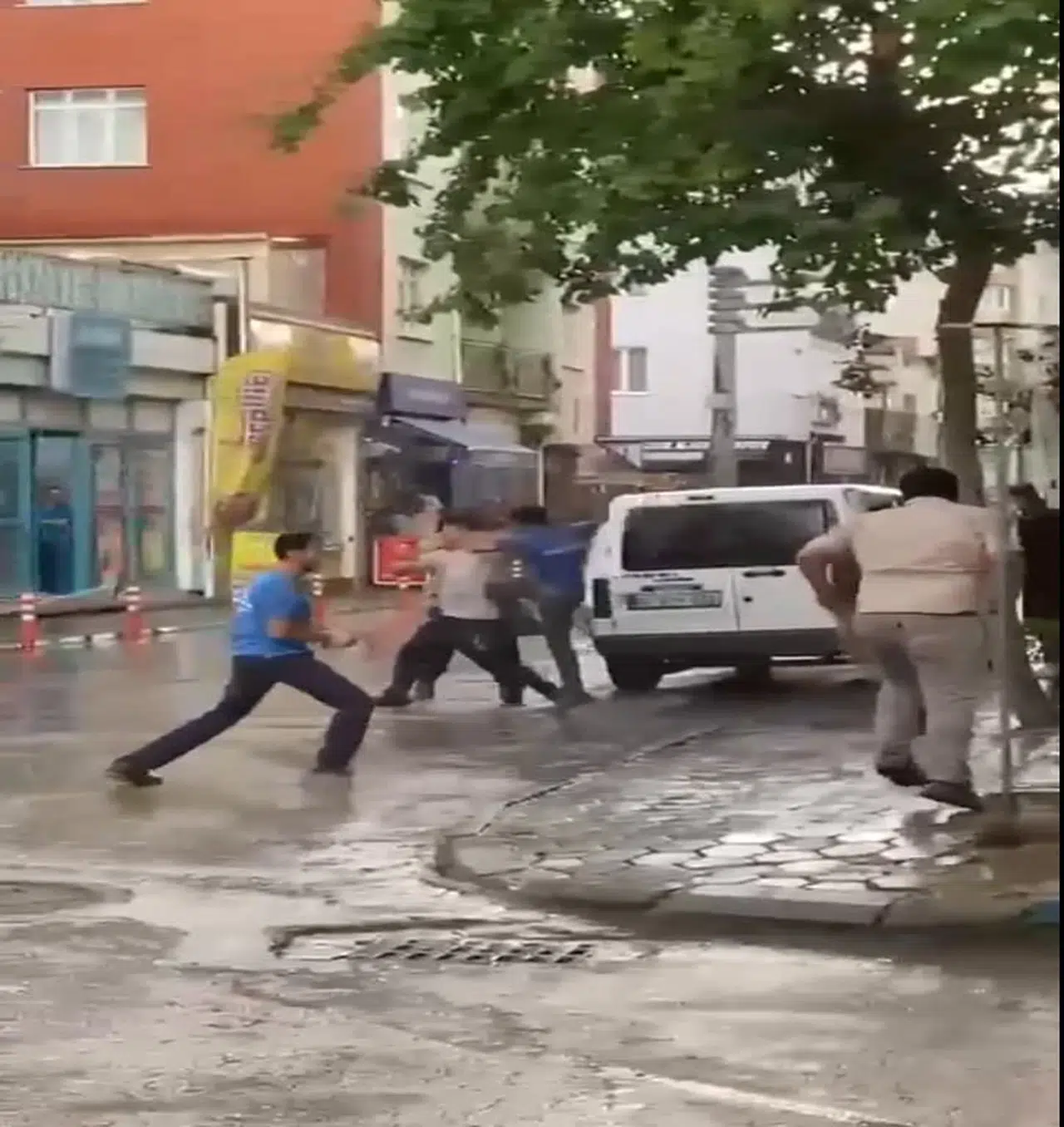 Eskişehir'de 2 grubun birbirine girdiği kavga kamerada