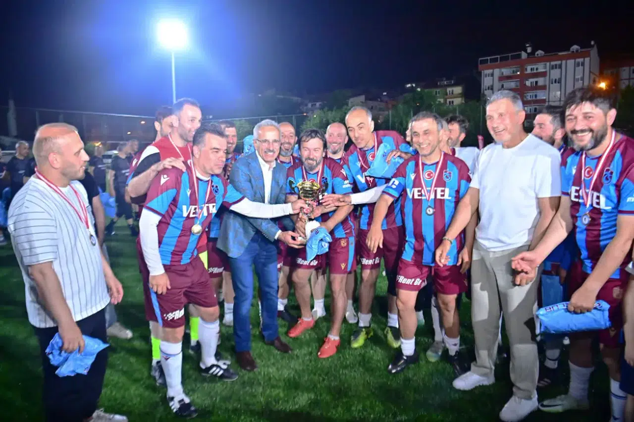 Faroz'da Coşkulu Futbol Gecesi: Veteranlar Turnuvası'nda Şampiyon Belli Oldu