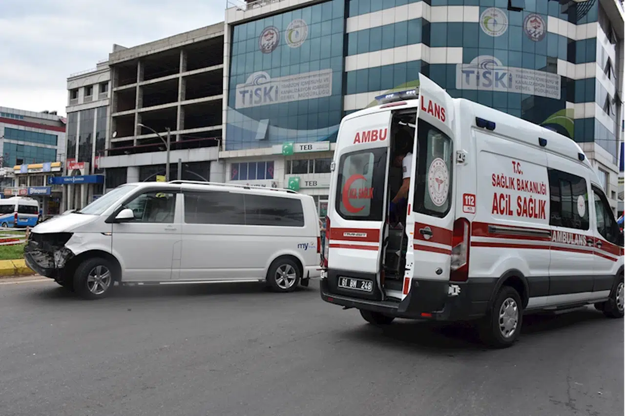 Trabzon'da hafif ticari araçla çarpışan motosikletteki 2 kişi yaralandı