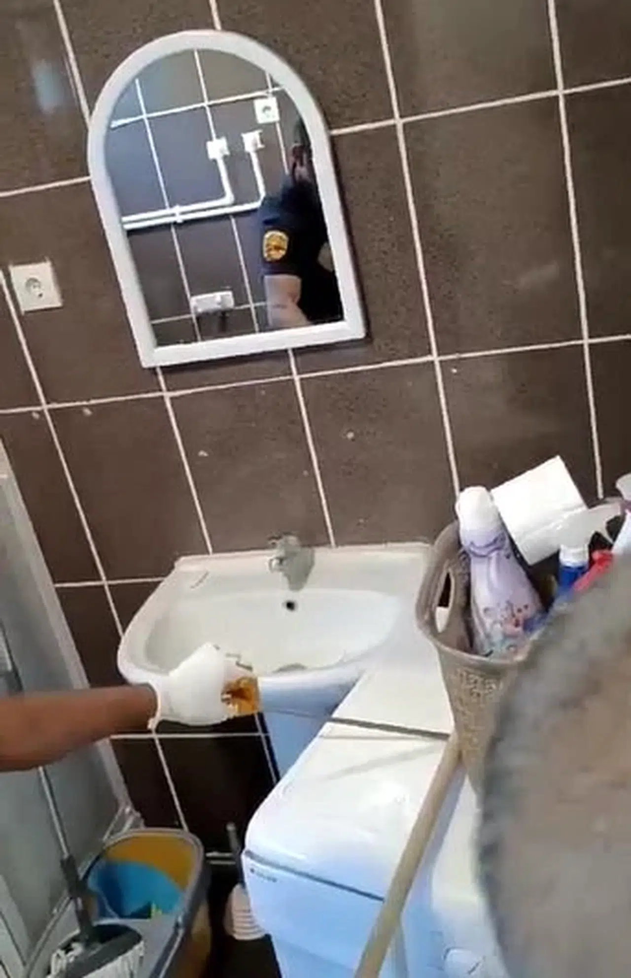 Öğretim görevlisinin çamaşır makinesine giren yılanı, itfaiye ekibi çıkardı