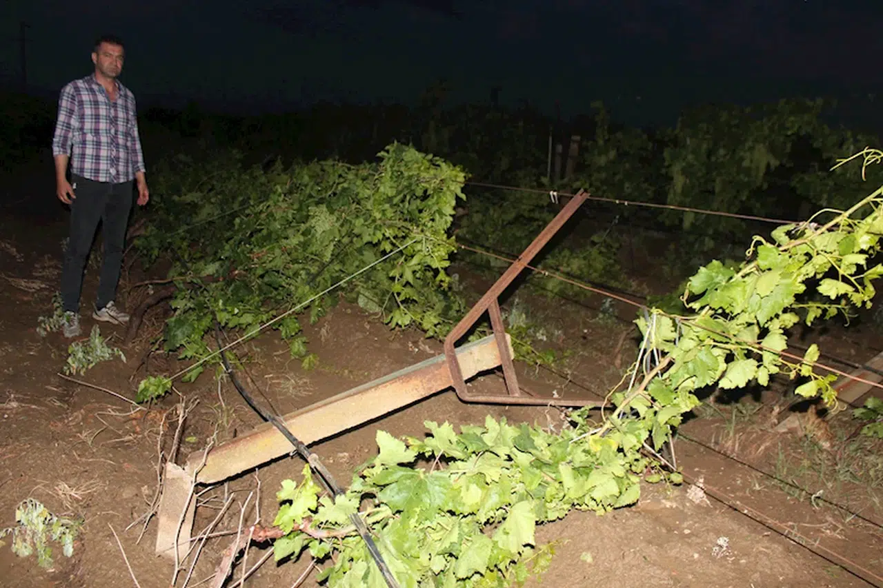 Alaşehir'de dolu, günlük yaşamı olumsuz etkiledi 