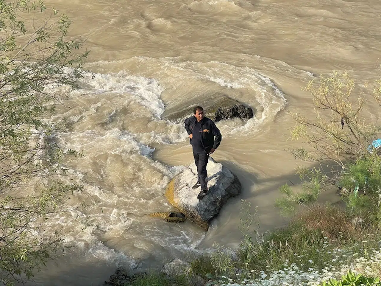 Otomobil, Zap Suyu'na uçtu; boğulma tehlikesi geçiren çift kurtarıldı