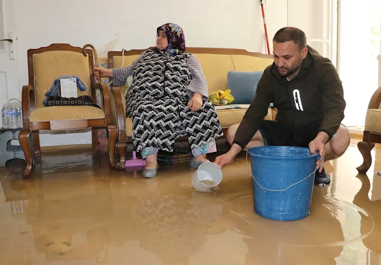 Ankara'da selden etkilenen evlerde temizlik çalışması