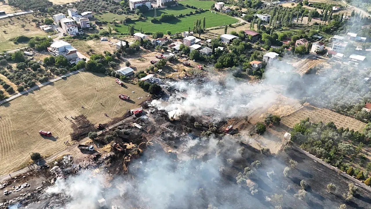 Kemalpaşa'da palet ve seramik deposunda yangın