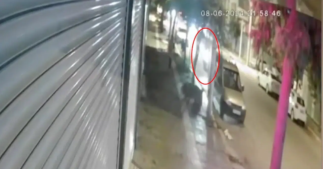 Motosiklet sürücüsünün ağır yaralandığı kaza kamerada 