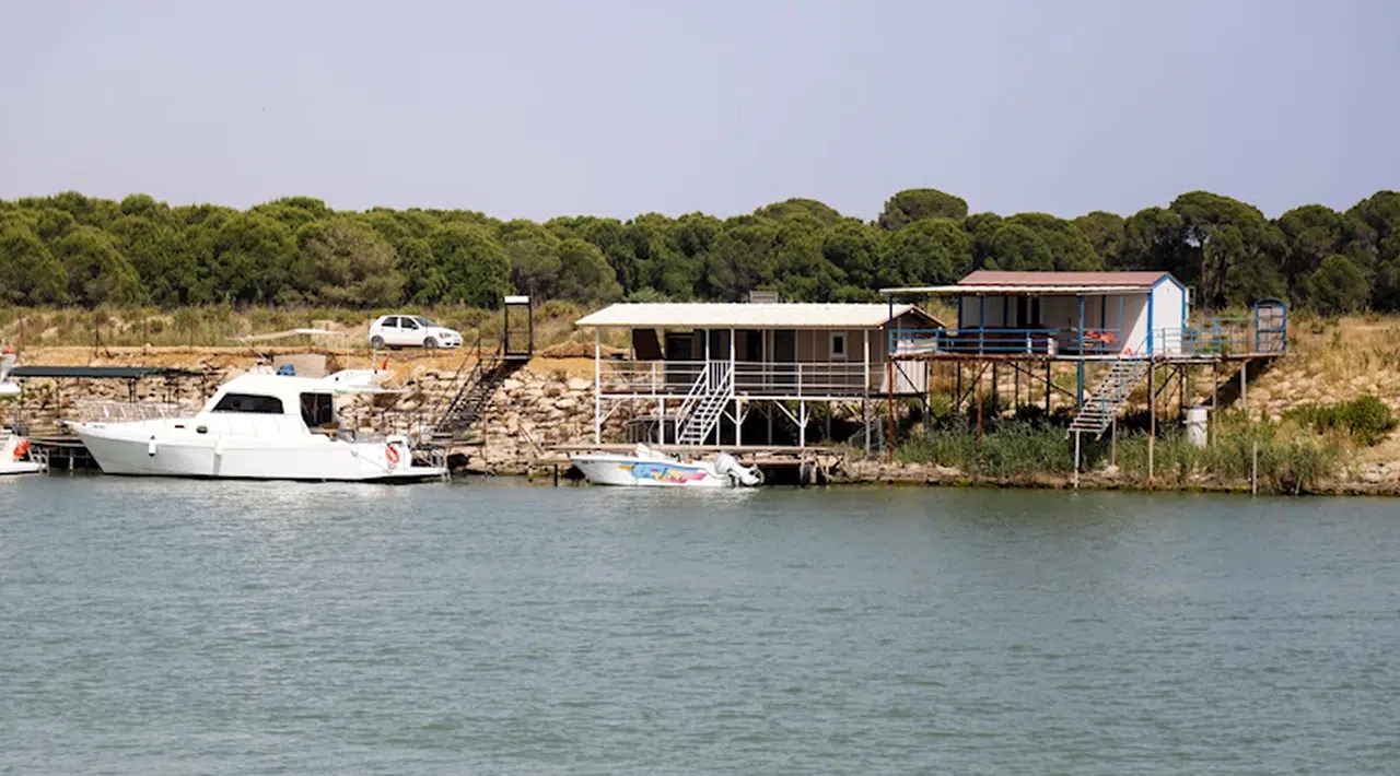 Taşkın riski bulunan çay kenarında konteyner tatili